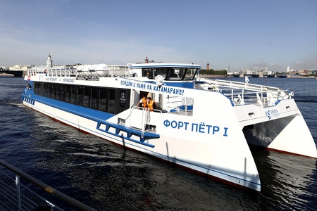 Новый скоростной катамаран «Форт Пётр I» вышел на регулярную пассажирскую линию между Санкт-Петербургом и парком «Остров фортов»